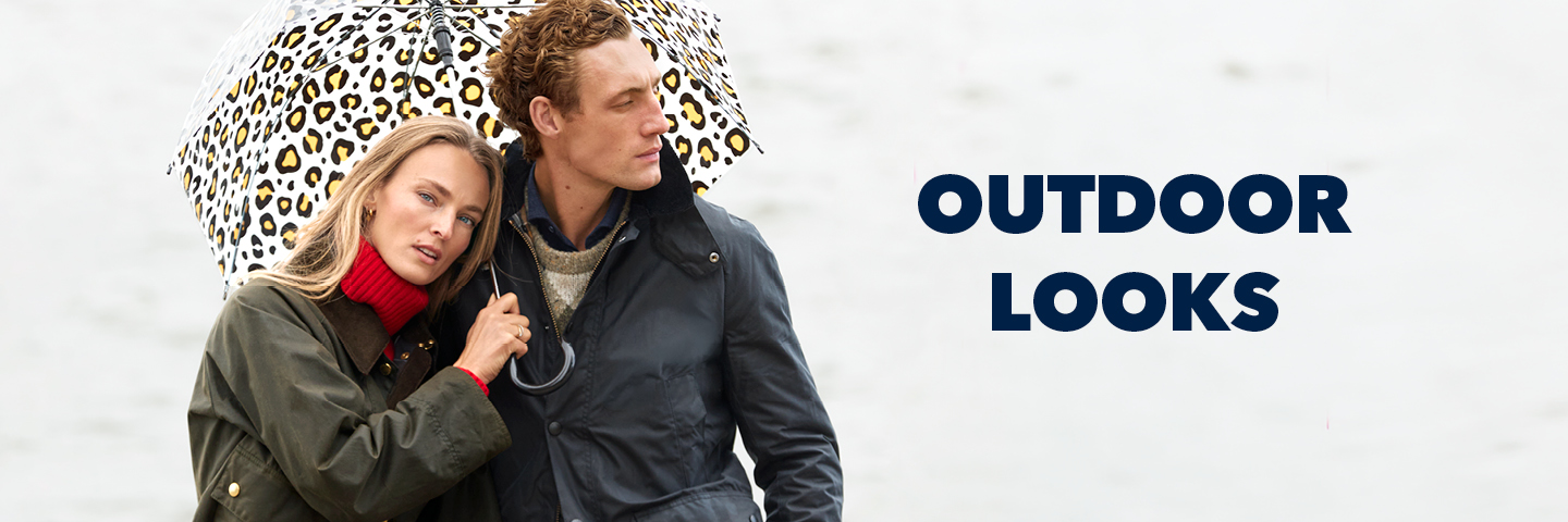 Ein Mann und eine Frau mit Regenschirm stehen nebeneinander; daneben der Text "OUTDOOR LOOKS".