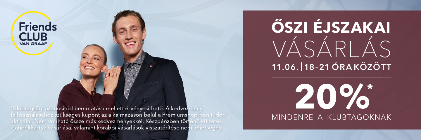Pár egy elegáns ruházati reklámban mosolyog, a szöveg 20% kedvezményt hirdet egy vásárlói klubtagoknak szóló eseményen.